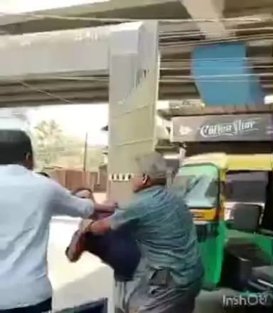 ചേർത്തല: തുറവൂർ താലൂക്ക് ആശുപത്രിയിൽ ആംബുലൻസ് ഡ്രൈവർക് മർദ്ദനം ദൃശ്യങ്ങൾ പുറത്ത്