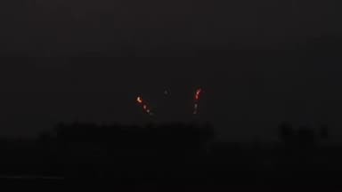 ஸ்ரீவில்லிபுத்தூர்: வனப்பகுதிகளில் பற்றி எரியும் காட்டுத்தை தீயை அணைத்து வரும் வனத்துறையினர்