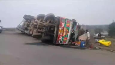 माडा: बंधौरा चौकी क्षेत्र के अमिलिया घाटी में अनियंत्रित होकर पलटा ट्रक, टला बड़ा हादसा