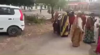 चंदेरी थाने में तो लड़कियों को लेकर जबरदस्ती घरवाली उनकी उनकी जबरदस्ती शादी कर रहे हो और कहीं पुलिस वालों का साथ इसमें ल