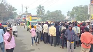 வாணியம்பாடி: வாரச்சந்தை பகுதியில் நகராட்சி ஊழியர்களை கண்டித்து சாலை மறியலில் ஈடுபட்ட காய்கறி வியாபாரிகளால் பரபரப்பு