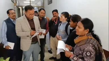 आगंतुकों के पास पहुंच कर कलेक्टर श्री आशीष तिवारी ने सुनीं समस्याएं।
#JansamparkMP
#CMMadhyaPradesh
@DrMohanYadav51
@...