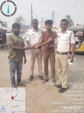 వడ్డేపల్లి వద్ద పోగొట్టుకున్న ఫోన్ ను బాధితుడికి అప్పగించిన ట్రాఫిక్ పోలీసులు