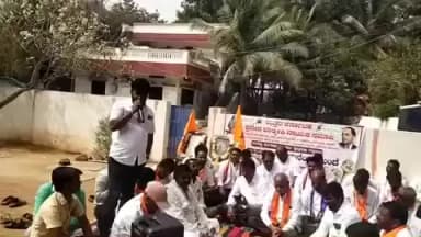 ದೇವದುರ್ಗ: 2.5ಲಕ್ಷ ನಕಲಿ ಜಾತಿಪ್ರಮಾಣ ಪತ್ರ ವಿತರಣೆ : ದೇವದುರ್ಗ ಶಾಸಕರ ಮನೆ ಮುಂದೆ ಪ್ರತಿಭಟನೆ