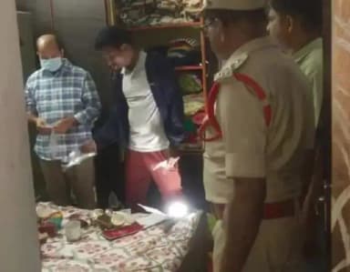 కొవ్వూరు: కోవూరులో భారీ చోరీ.! 3.30లక్షల నగదు..59సవర్ల బంగారం.. 2కేజీ ల వెండి అపహరణ.!