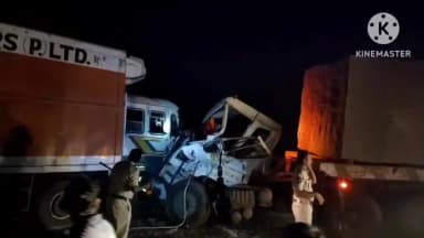 వైరా: వైరాలో పినపాక బ్రిడ్జిపై రెండు లారీలు ఎదురెదురుగా ఢీకొని డ్రైవర్ కు తీవ్ర గాయాలు