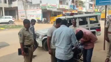 పిట్లం: పిట్లంలో మోటార్ సైకిల్ దొంగతనం పై దర్యాప్తు ముమ్మరం చేసిన పోలీసులు, ఆధారాలు సేకరిస్తున్న క్లూస్ టీం సిబ్బంది