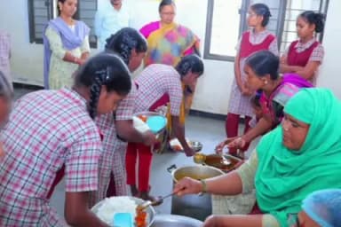 గజ్వేల్: మర్కుక్ మండలంలోని కస్తూర్బా గాంధీ బాలికల విద్యాలయాన్ని ఆకస్మికంగా సందర్శించిన జిల్లా కలెక్టర్ హైమావతి