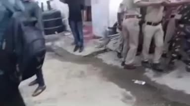 సిద్దిపేట అర్బన్: సిద్దిపేట పట్టణంలో పోటాపోటీగా నినాదాలు చేస్తూ కార్డులు పంపిణీ చేసిన బిఆర్ఎస్, కాంగ్రెస్ నాయకులు