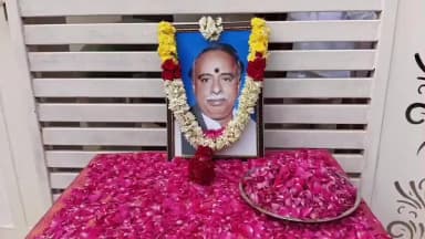 போடிநாயக்கனூர்: போடி MLA அலுவலகத்தில் அண்ணா நினைவு தினத்தை முன்னிட்டு மலர் தூவி அஞ்சலி செலுத்தினர்