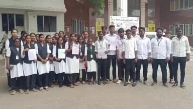 தேனி: தேனி அரசு சட்டக் கல்லூரி மாணவர்கள் கலெக்டர் அலுவலகத்தில் மாவட்ட ஆட்சியரிடம் மனு வழங்கினர்