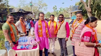 চণ্ডীতলা ১: মাধ্যমিক পরীক্ষার্থীদের পাশে বিজেপি, চণ্ডীতলায় বই-খাতা ও কলম উপহার