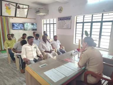 ಹುನಗುಂದ: ಅಮೀನಗಡ ಪೊಲೀಸ್ ಠಾಣೆಯಲ್ಲಿ ಮುಖಂಡರೊಂದಿಗೆ ಸಮಾಲೋಚನಾ ಸಭೆ ನಡೆಸಿದ ಪೊಲೀಸರು