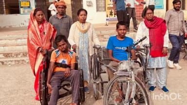 बरवाडीह: BDO रेशमा रेखा मिंज ने दो दिव्यांगजनों को ट्राई साइकिल उपलब्ध कराई