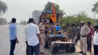 ಗೋಕಾಕ: ನಗರದಲ್ಲಿ ಅತಿಯಾದ ಸೌಂಡ್ ಬಳಕೆ,ಟ್ರ್ಯಾಕ್ಟರ್ ಚಾಲಕರಿಗೆ ಬಿಸಿ ಮುಟ್ಟಿಸಿದ ಪೊಲೀಸರು