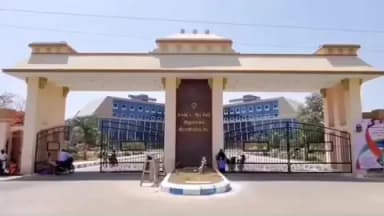 வாலாஜா: மீன் கம்பிகளை இடமாற்றம் செய்ய ஒரு லட்ச ரூபாய் பணம் கேட்பது செலுத்த முடியாது என இரண்டு குழந்தைகளுடன் ராணிப்பேட்டை ஆட்சியர் அலுவலகத்தில் மனு