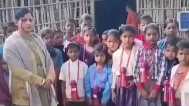 प्राणपुर: नया प्राथमिक विद्यालय शीतलबारी में बच्चों को पानी की बोतलें वितरित की गईं, बच्चे खुश