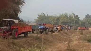 सागर नगर: पथरिया हाट में अवैध उत्खनन कर ट्रैक्टर ट्राली के निकलने से स्कूली बच्चे परेशान, ग्रामीणों ने वाहन रोक जताया आक्रोश#jansa