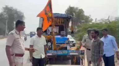 ಗೋಕಾಕ: ಗೋಕಾಕ ಪಟ್ಟಣದಲ್ಲಿ ಟ್ರ್ಯಾಕ್ಟರ್ಗಳಲ್ಲಿ ಅತಿಯಾದ ಸೌಂಡ್ ಬಳಸುತ್ತಿರುವ ಟ್ರ್ಯಾಕ್ಟರ್ ಚಾಲಕರಿಗೆ ಖಡಕ್ ಎಚ್ಚರಿಕೆ