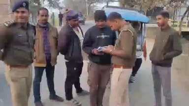 रामगढ़ चौक: झुलौना के पास परिवहन अधिकारियों ने की सघन वाहन जांच, कई वाहनों का चालान काटा, जुर्माना लगाया