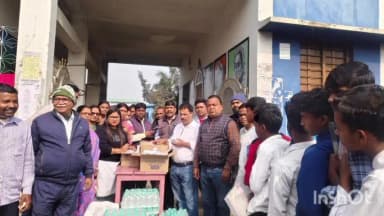 মেজিয়া: মেজিয়ায় হাইস্কুলে মাধ্যমিক পরীক্ষার্থীদেরকে পেন,জলের বোতল ও শুভেচ্ছা বার্তা দেওয়া হল মেজিয়া ব্লক তৃণমূলের তরফে