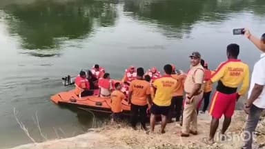 యాదవ్ నగర్ కెనాల్ లో డిఆర్ఎఫ్ పోలీసులు నిన్న కె న్నాళ్లో పడి గల్లంతైన వారి కోసం వెతుకుతున్నారు