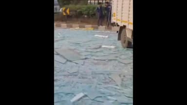 સાવલી: એક્સપ્રેસ હાઇવે પર કાચ ભરેલી ટ્રક પલટી મારતા 10 કિ.મી. લાંબો ટ્રાફિકજામ,વાહન ચાલકો અટવાયા