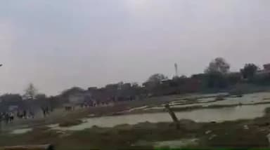 सिकंदरपुर: हथौज गांव में कोर्ट के आदेश से अतिक्रमण हटाने गई पुलिस और राजस्व टीम पर पत्थरबाजी का वीडियो हुआ वायरल