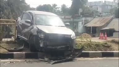 టెక్కలి: బొప్పాయిపురం జాతీయ రహదారిపై కారు ఢీకొన్న లారీ తప్పిన ప్రమాదం