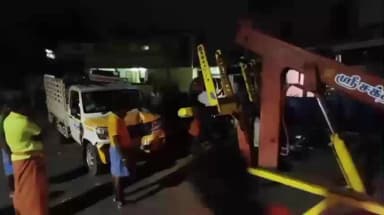 எடப்பாடி: நெசவாளர் காலனி பகுதியில் மினி டெம்போ வீட்டு நூல் புகுந்து விபத்து அதிர்ஷ்டவசமாக வீட்டில் உள்ளவர்கள் உயிர்த்தபினர் போலீஸ் விசாரணை