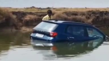 కొవ్వూరు: రొయ్యలగుంతలోకి దూసుకెళ్లిన కారు .!