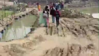 মানিকচক: মানুষের সমস্যা দূর করতে দক্ষিণ চন্ডিপুরের কাটা বাঁধে যোগাযোগের রাস্তা তৈরি করে দিল প্রশাসন