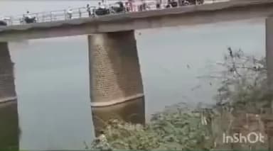 मुदखेड: आमदुरा येथील पवार नामक शेतकऱ्याने कर्जबाजारीपणाला कंटाळून गोदावरी नदीमध्ये उडी मारत केली आत्महत्या, शोध सुरू