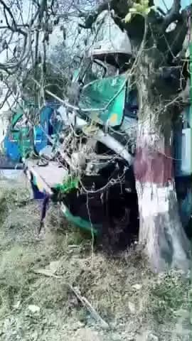 रजौन: कोतवाली हाट के पास तेज रफ्तार ट्रैक्टर और हाईवा की टक्कर, हाईवा पेड़ से टकराकर क्षतिग्रस्त