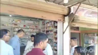 মৰিগাঁও: মৈৰাবাৰী হস্পিতালৰ সন্মুখত বন্ধ কৰিলে বহু ফাৰ্মাচী, ঔষধ পৰিদৰ্শকৰ ছাডেন ভিজিট লাইচেন্স নথকা ফাৰ্মাচীত উলমালে তলা