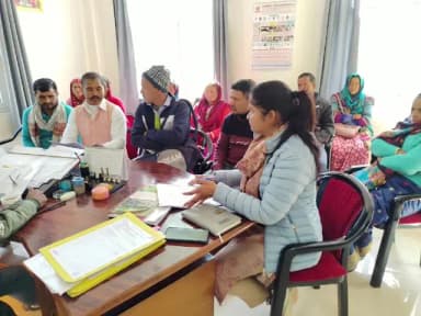 थराली: विकासखंड थराली के देवार गांव के ग्रामीणों ने मोटर मार्ग निर्माण की मांग को लेकर लोनिवि के ईई को सौंपा ज्ञापन