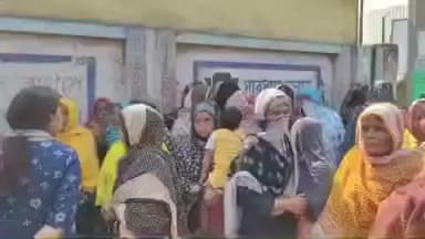 বেলডাঙা ১: বেলডাঙ্গার ঘটনায় গ্রেপ্তার হওয়া ব্যক্তিদের পরিবারের লোকজনরা থানার সামনে এসে অবস্থান বিক্ষোভ দেখালো আজ।