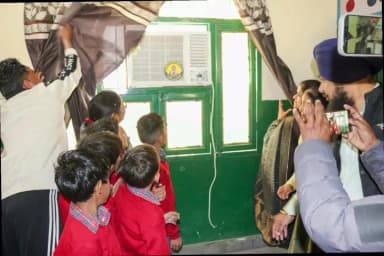 ਮਲੋਟ: ਮਲੋਟ ਦੇ ਸਰਕਾਰੀ ਸਕੂਲਾਂ ਵਿੱਚ ਏਅਰ ਕੰਡੀਸ਼ਨਰਾਂ ਦੀ ਸਥਾਪਨਾ, ਡਾ ਬਲਜੀਤ ਕੌਰ ਵੱਲੋਂ ਵਿਦਿਆਰਥੀਆਂ ਨੂੰ ਨਵਾਂ ਤੋਹਫ਼ਾ