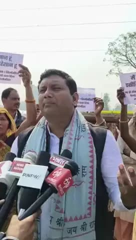 डोभी किसान हूं इसलिए परेशान हूं - अजीत सिंह डोभी (किसान नेता)
अंडर पास की मांग को लेकर ग्रामीणों ने किया प्रदर्शन,