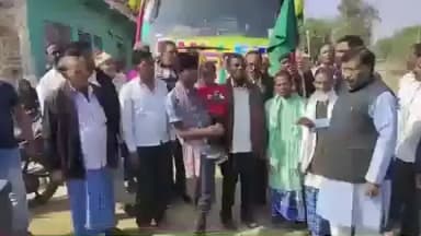 पाकुड़िया: महेशपुर विधायक ने अजमेर शरीफ जाने वाले जायरीनों को पाकुड़िया से हरी झंडी दिखाकर किया रवाना