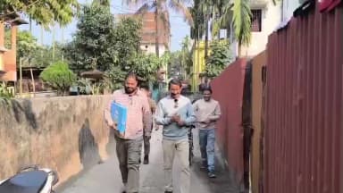 চোপড়া: চোপড়ার বিশিষ্ট শিক্ষক তথা প্রবীণ নাট্যকর্মী সমীর ব্যানার্জীর কাছে পৌঁছে গেল মুখ্যমন্ত্রীর পাঠানো বিশেষ উপহার