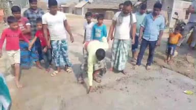 ইটাহার: ঢালাই রাস্তা নির্মাণে নিম্নমানের সামগ্রী সহ সিডিউল বহির্ভূত কাজের অভিযোগে বিক্ষোভ ইটাহারের নমুনিয়া গ্রামে