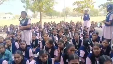 ಮುದ್ದೇಬಿಹಾಳ: ವಸತಿ ಶಾಲೆಯ ಮಕ್ಕಳ ಅಡುಗೆಯಲ್ಲಿ ಹುಳುಗಳು ಪತ್ತೆ, ವಿದ್ಯಾರ್ಥಿಗಳ ಆಕ್ರೋಶ