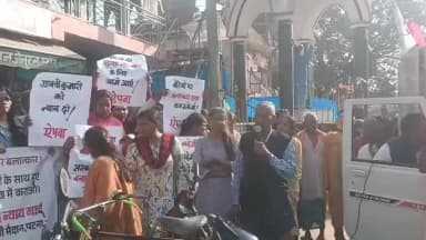 मोदनगंज: अंबेडकर चौक के पास निट छात्रा के दोषियों को दंडित करने की मांग को लेकर विरोध प्रदर्शन