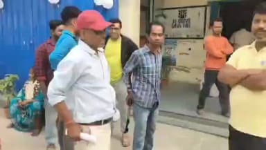 বারুইপুর: পাড়ার বউ ও নাবালিকাদের ইভটিজিং করার অপরাধে এক ব্যক্তিকে বেঁধে বারুইপুর থানায় নিয়ে এলো এলাকার মানুষজন