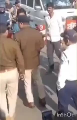 तानसेन: ग्वालियर मेले के बाहर ठेला व्यापारियों ने वसूली के आरोप लगाकर किया चक्का जाम