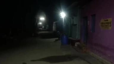 ஆம்பூர்: சான்றோர்குப்பம் பகுதியில் குடும்ப தகராறு காரணமாக மனைவி குழந்தைகள் தங்கி இருந்த வீட்டில் கணவன் வீட்டில் இருந்த பொருட்கள் தீயிட்டு கொளுத்தியதால் பரபரப்ப