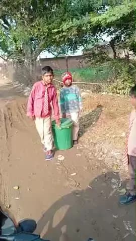 बच्चों से किया जा रहा है स्कूल के साफ सफाई का कार्य छतरपुर विक्रमपुर रोड गंगायच #chhatarpurnews #news #viral