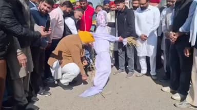ਅੰਮ੍ਰਿਤਸਰ 2: ਅਜਨਾਲਾ ਇਲਾਕੇ ਦੇ ਵਿੱਚ ਭਾਜਪਾ ਆਗੂਆਂ ਵੱਲੋਂ ਕਾਂਗਰਸੀ ਨੇਤਾ ਰਾਹੁਲ ਗਾਂਧੀ ਦਾ ਫੂਕਿਆ ਗਿਆ ਪੁਤਲਾ