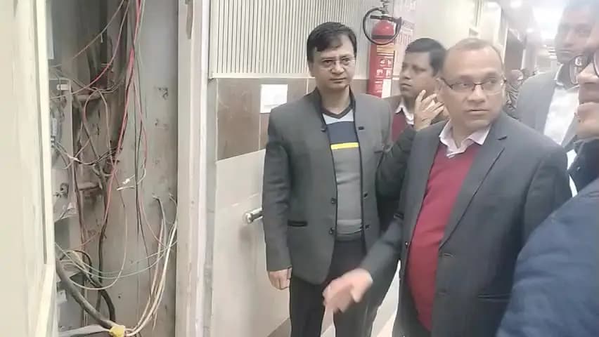 फतेहाबाद। उपायुक्त डॉ. विवेक भारती ने विभिन्न कार्यालयों व संस्थानों का किया औचक निरीक्षण